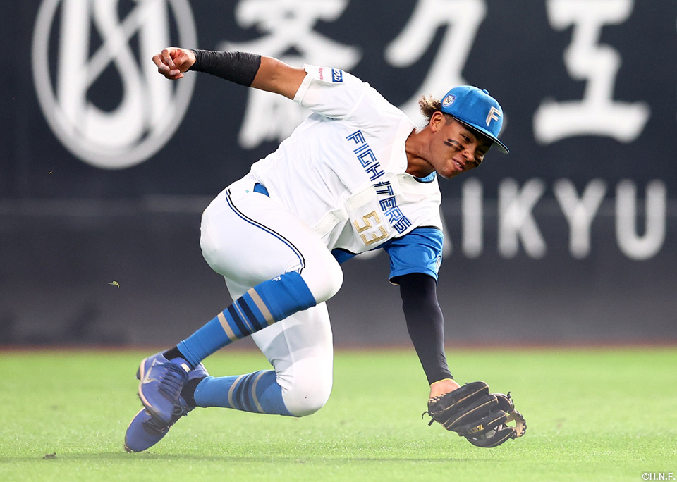 7回表、好守をみせる水谷選手