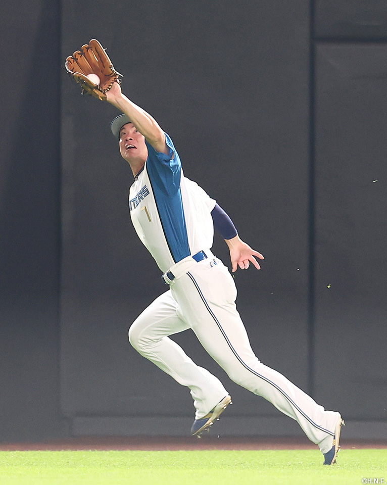 7回表、好守をみせる松本剛選手