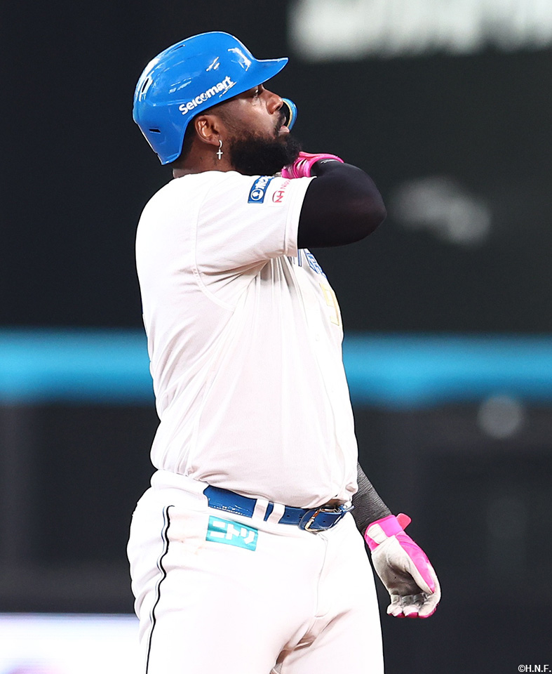 8回裏、二塁打を放ったレイエス選手