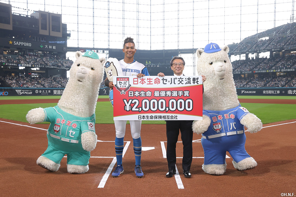 日本生命セ・パ交流戦で最優秀選手賞に選ばれた水谷選手