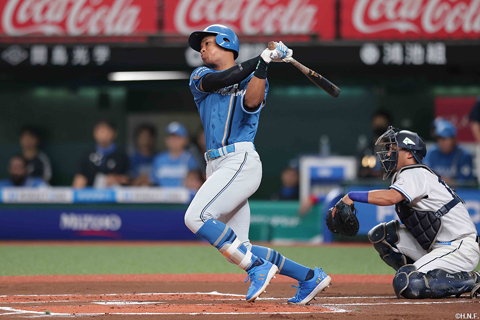 1回表、レフトへヒットを放つ万波選手