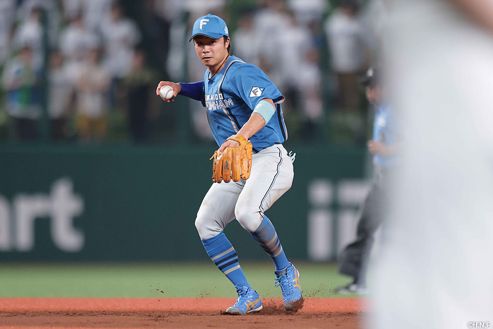 4回裏、好守を見せる中島卓選手