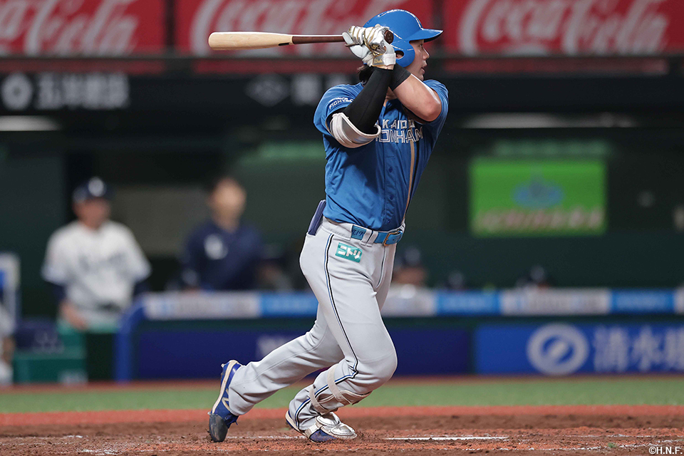 5回表、レフトへ二塁打を放つ福田光選手