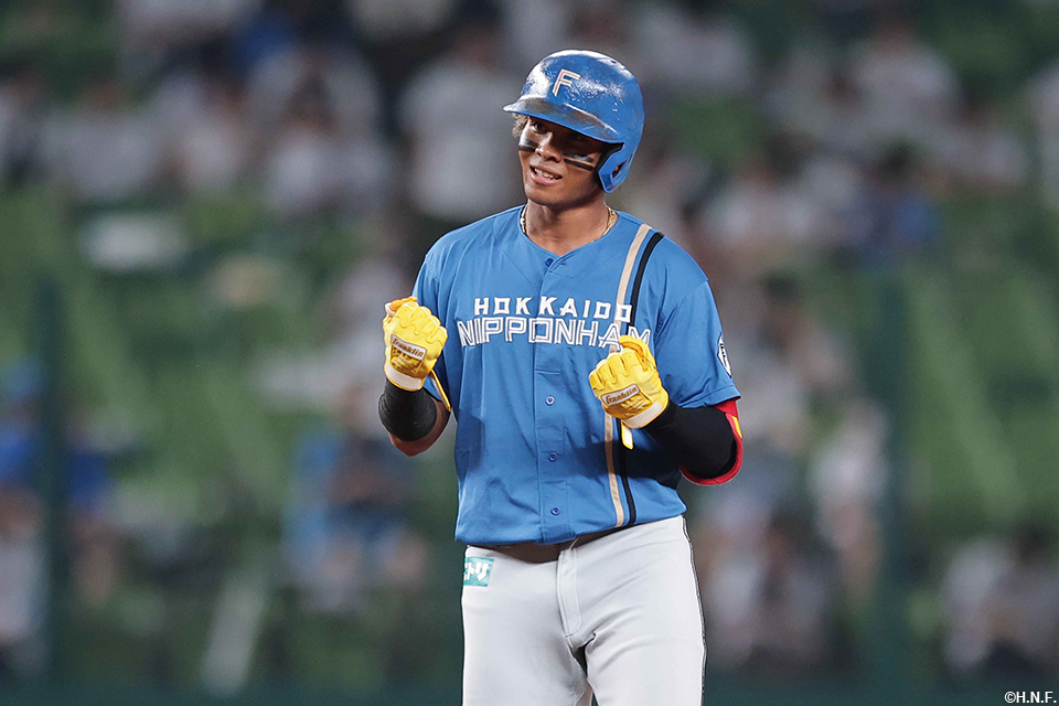 6回表、二塁打を放つ水谷選手