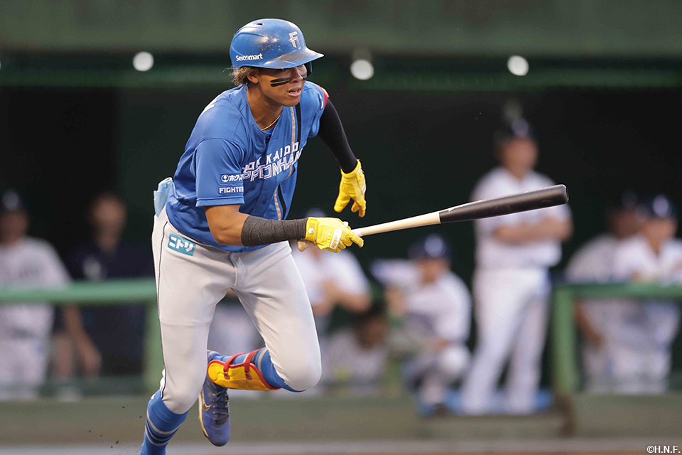 1回表、先制の適時打を放つ水谷選手