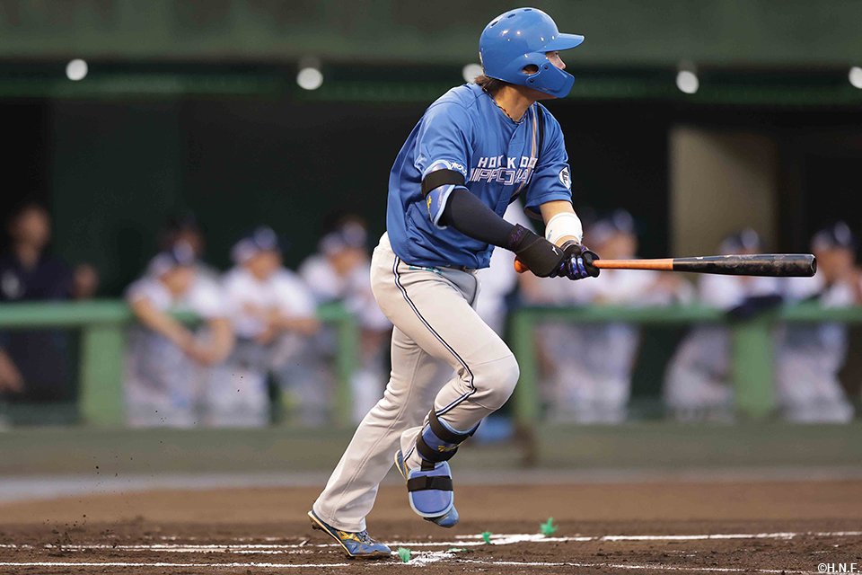 1回表、レフトへ犠打を放つ田宮選手