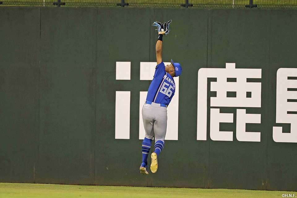 6回裏、好守を見せる万波選手