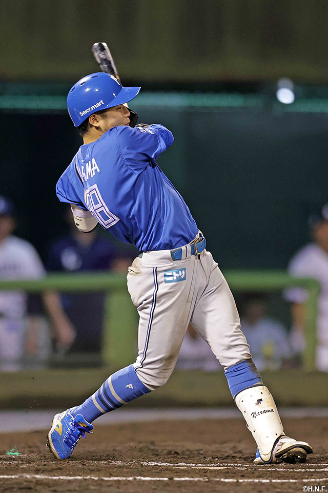 7回表、レフトへヒットを放つ奈良間選手