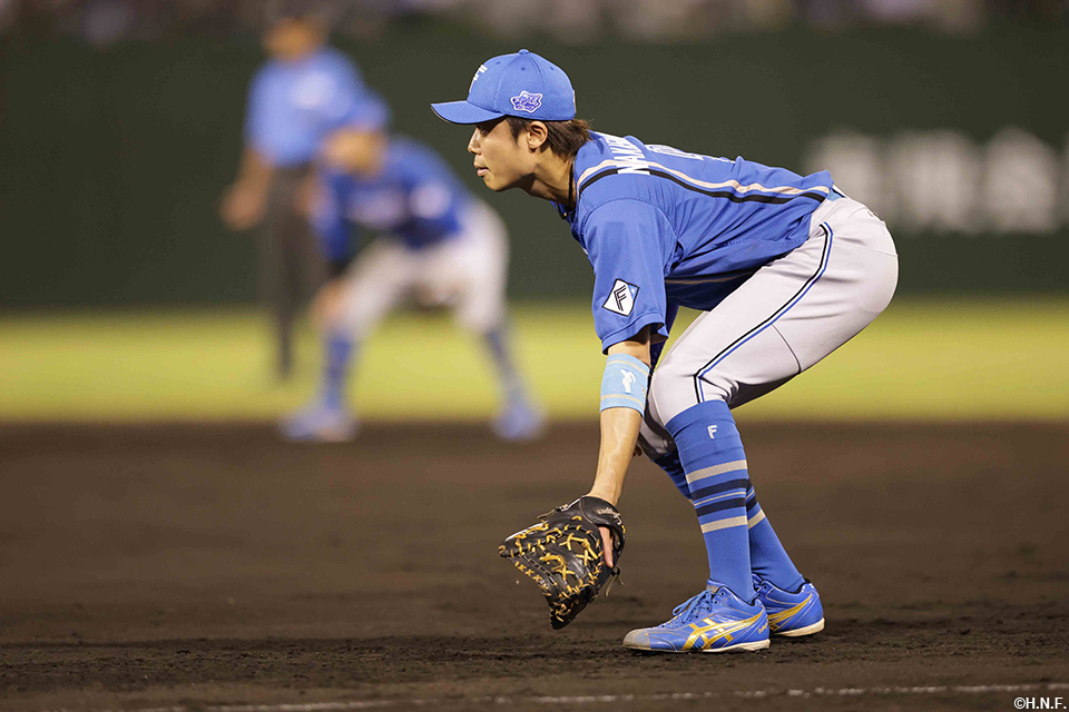 8回裏、一塁の守備についた中島卓選手