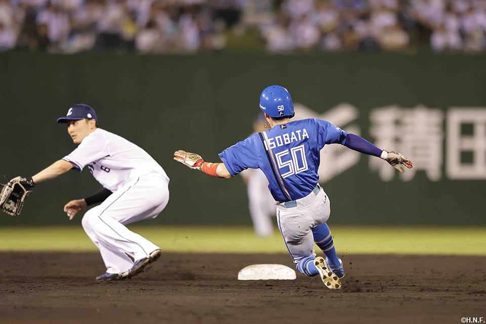 9回表、盗塁を決める五十幡選手