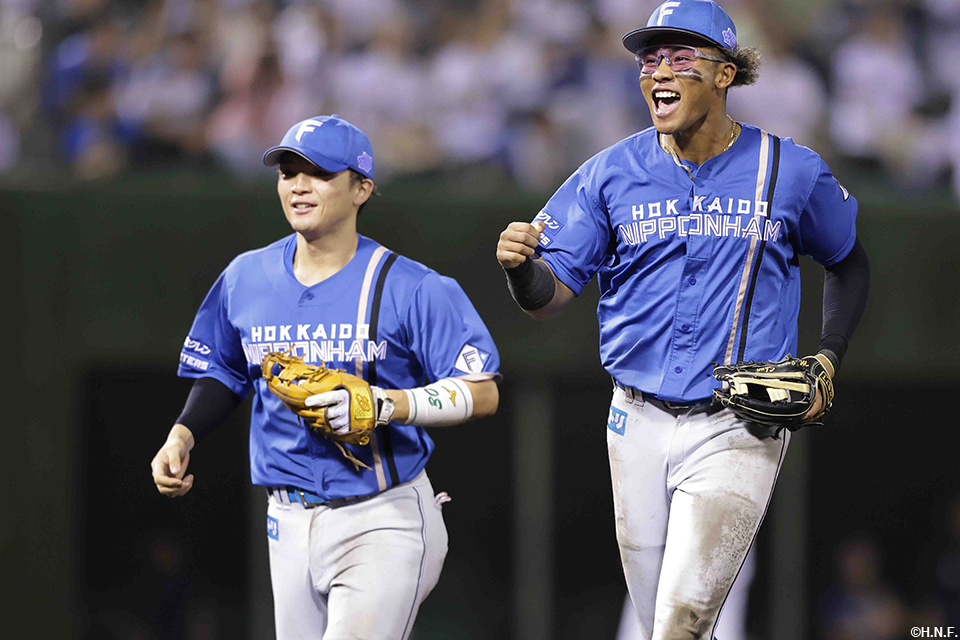 10回裏、好守を見せた水谷選手と郡司選手