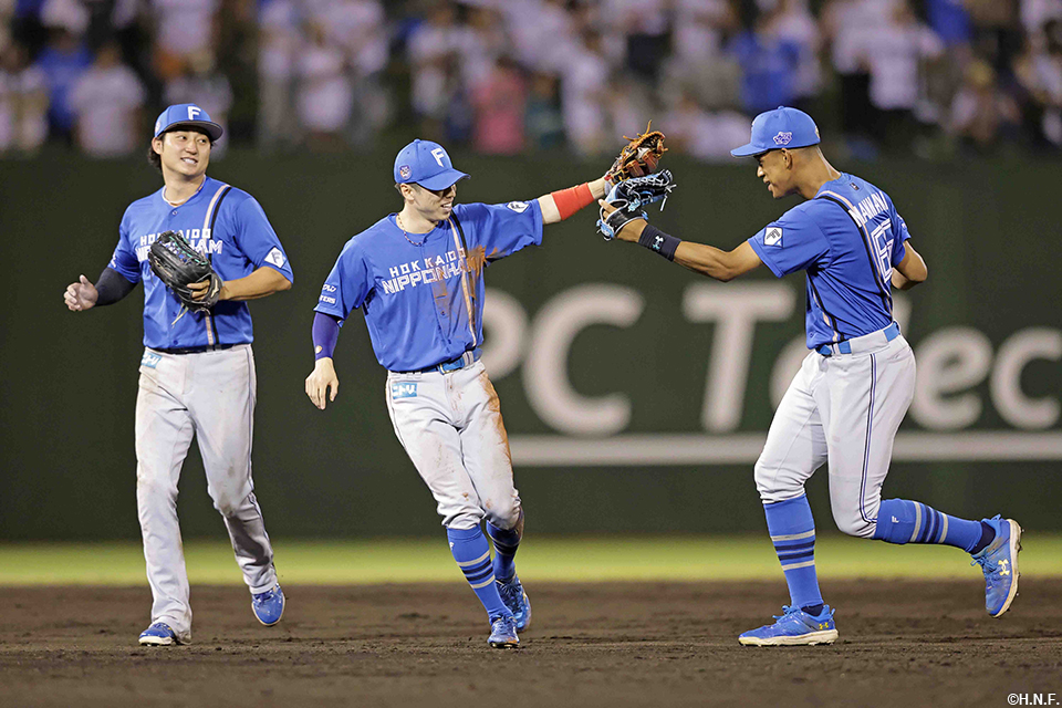 12回裏、好守を見せた五十幡選手