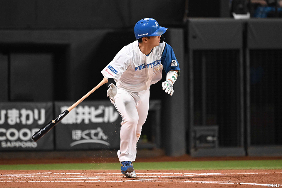 2回裏、レフトへヒットを放つ郡司選手