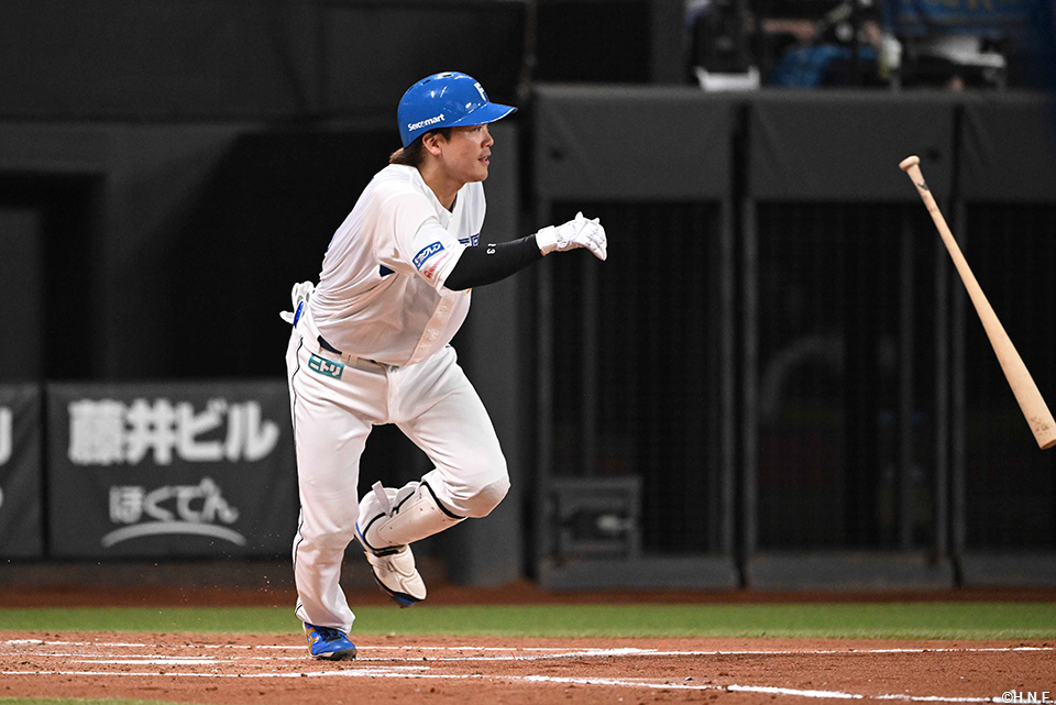 2回裏、センターへヒットを放つ伏見選手