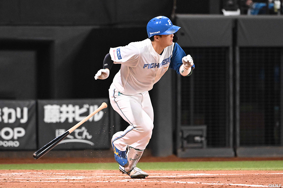 4回裏、レフトへ二塁打を放つ郡司選手01