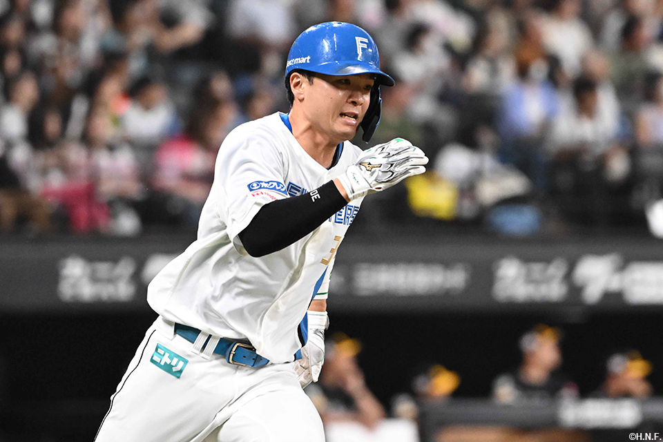 4回裏、レフトへ二塁打を放つ郡司選手02