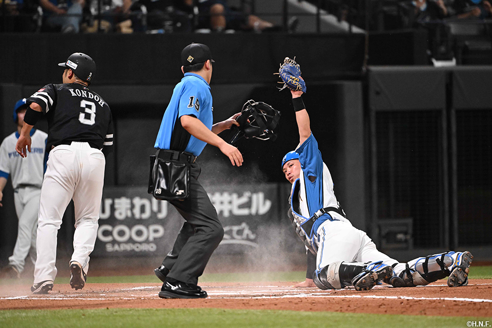 6回表、好守を見せる伏見選手