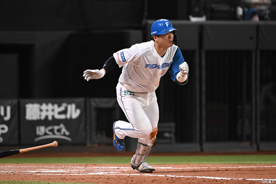 6回裏、ライトへヒットを放つ郡司選手