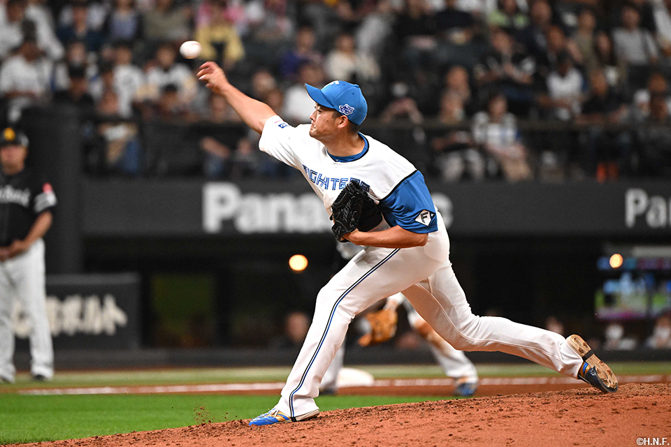 7回、三番手の齋藤友投手01