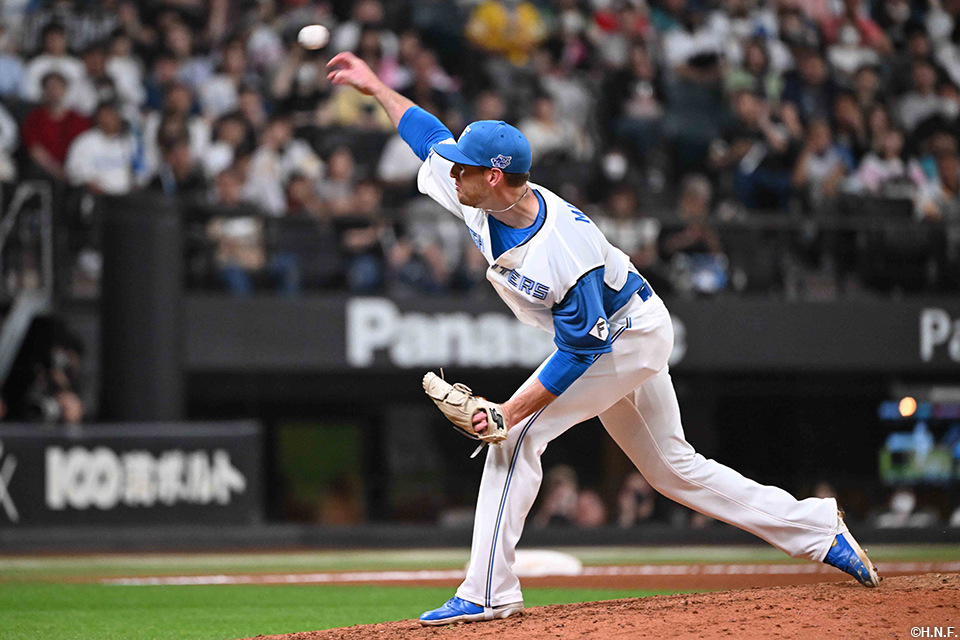 8回、四番手のマーフィー投手01