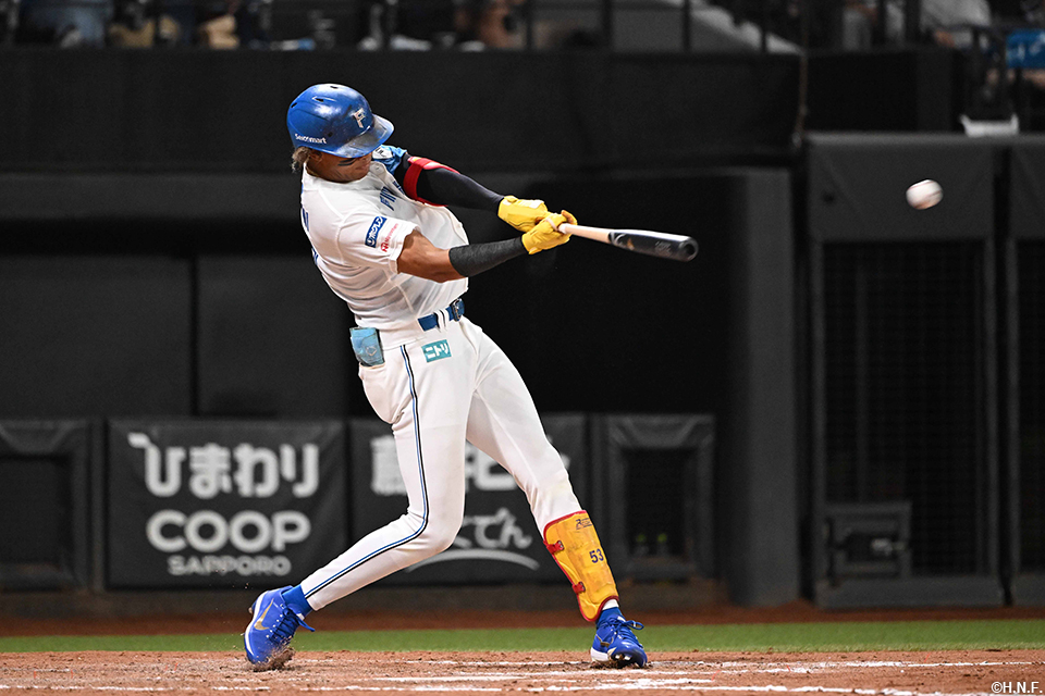 8回裏、レフトへ二塁打を放つ水谷選手