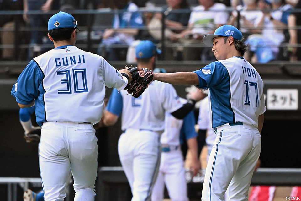 1回表を抑えた伊藤投手と郡司選手