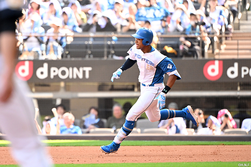 3回裏、ライトへ二塁打を放つ万波選手02