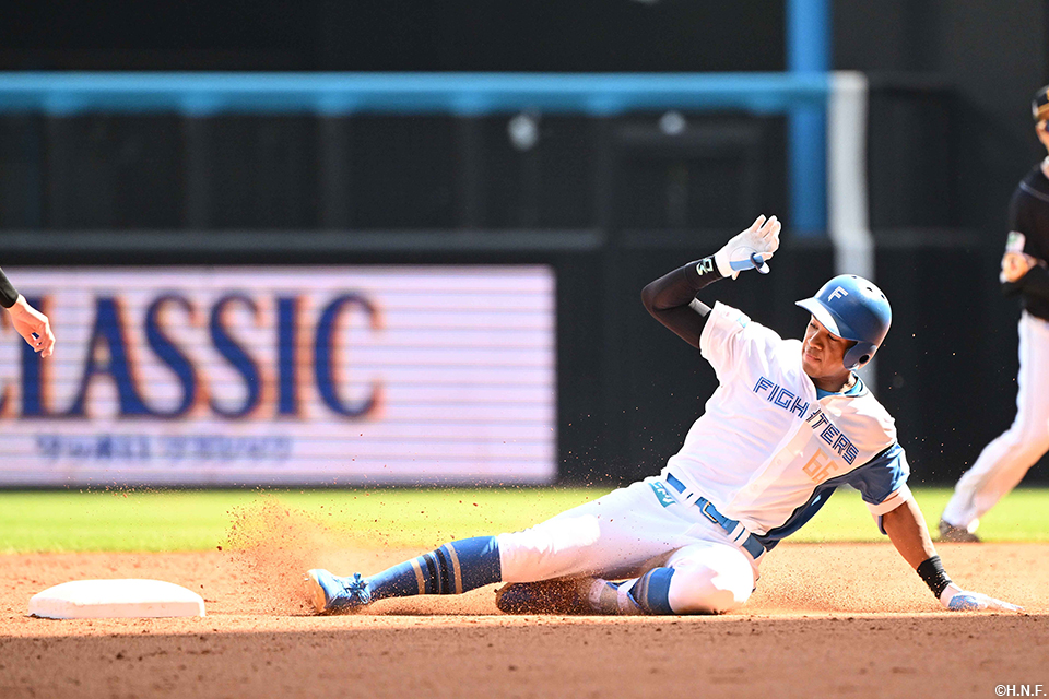 3回裏、ライトへ二塁打を放つ万波選手03