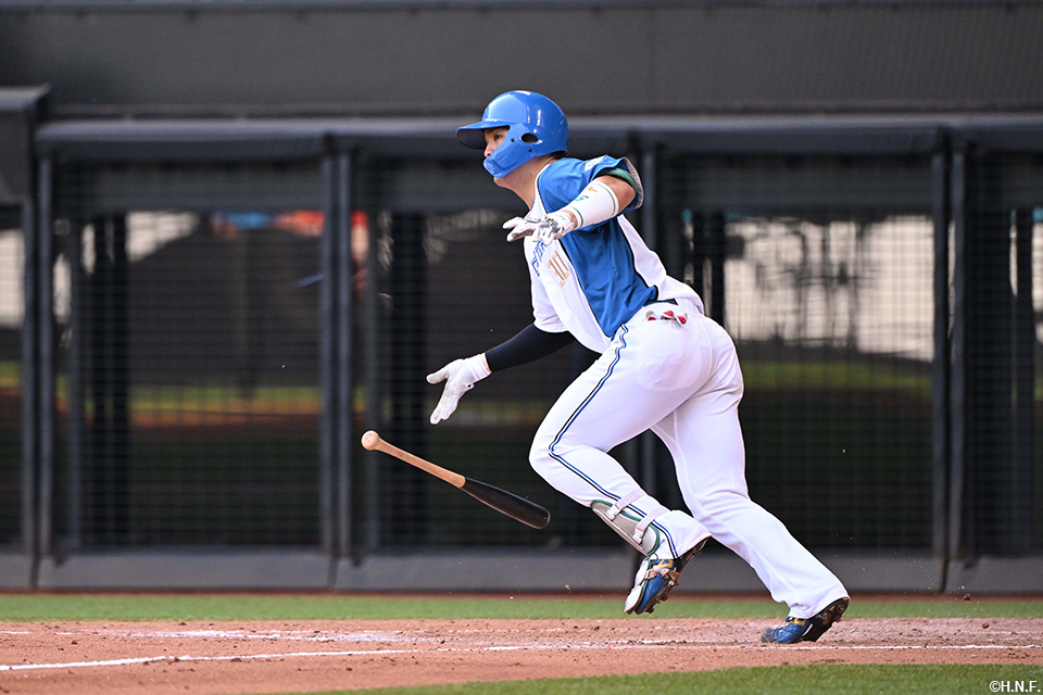 4回裏、レフトへヒットを放つ郡司選手