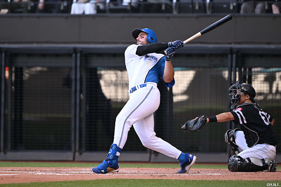 7回裏、二塁打を放つマルティネス選手01