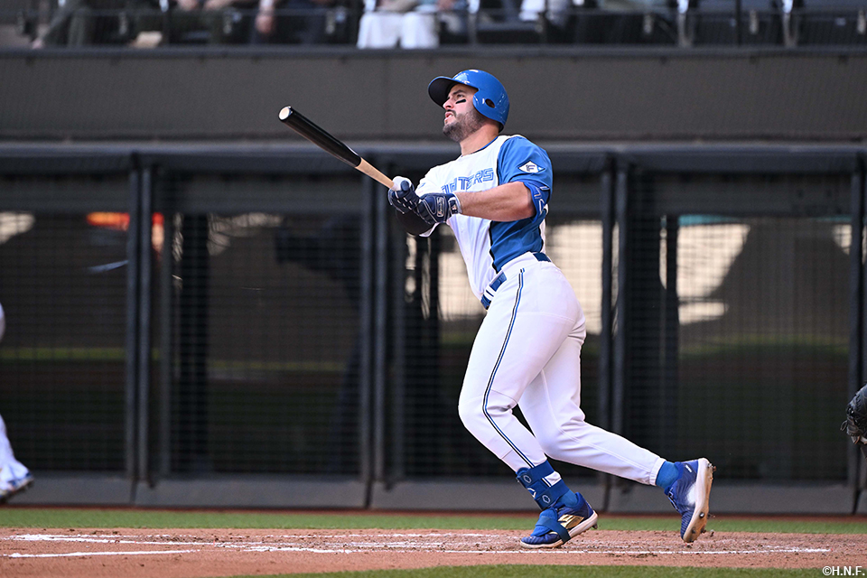 7回裏、二塁打を放つマルティネス選手02