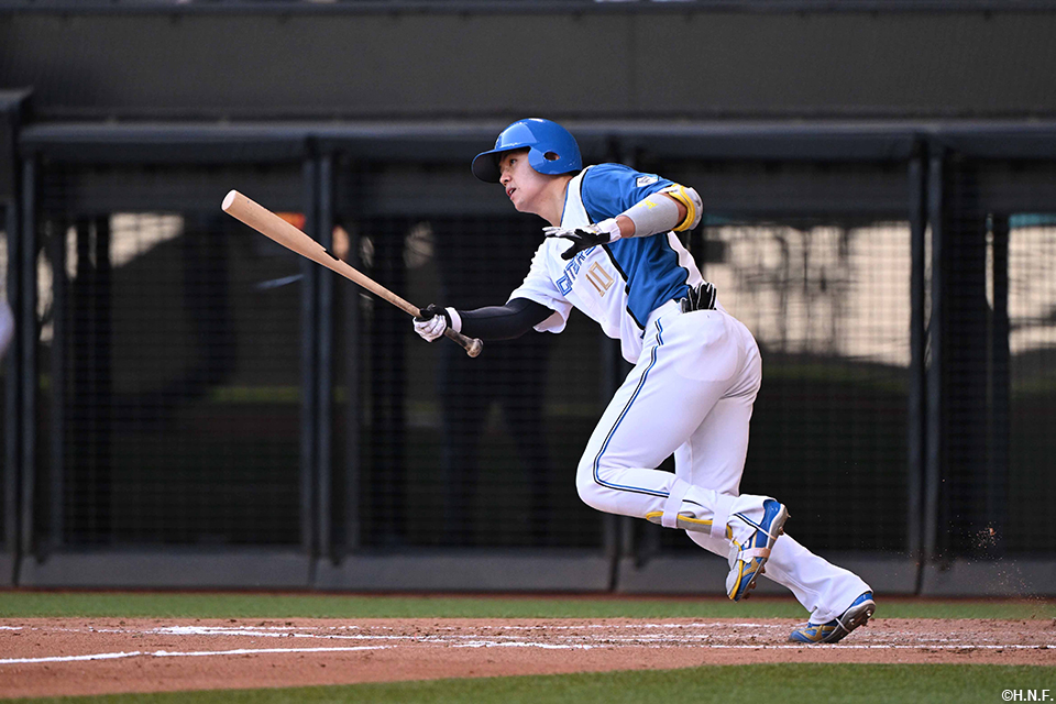 7回裏、適時二塁打を放つ清水選手01