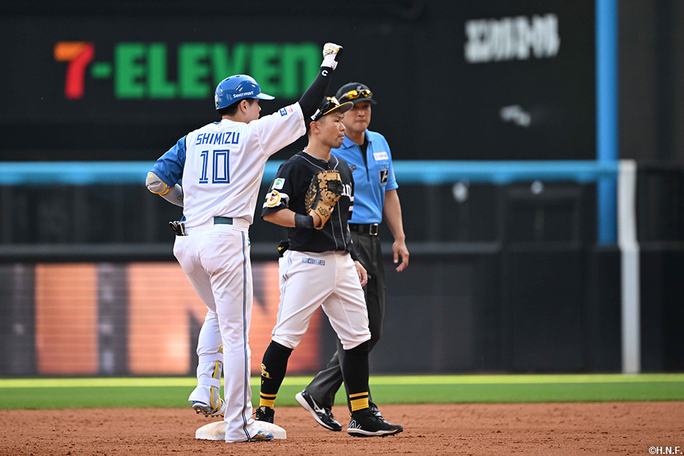 7回裏、適時二塁打を放つ清水選手02