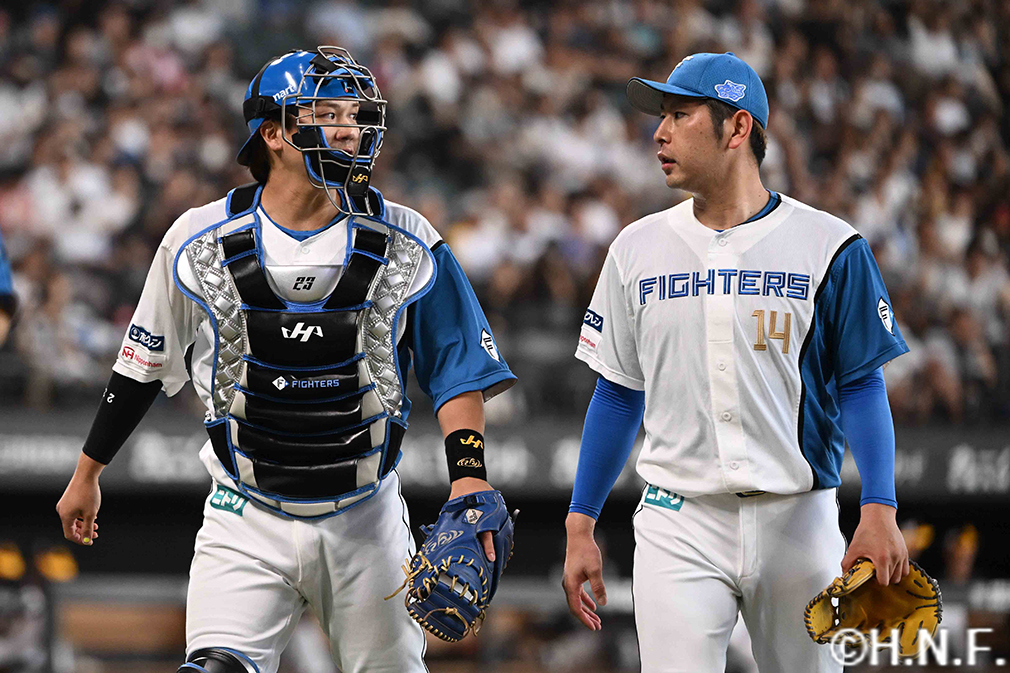 1回表を抑えた伏見選手と加藤貴投手