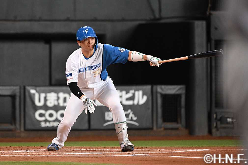 1回裏、センターへヒットを放つ郡司選手01