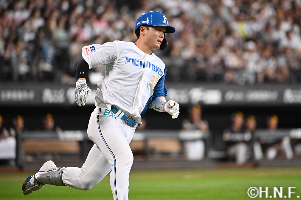 1回裏、レフトへヒットを放つ郡司選手02