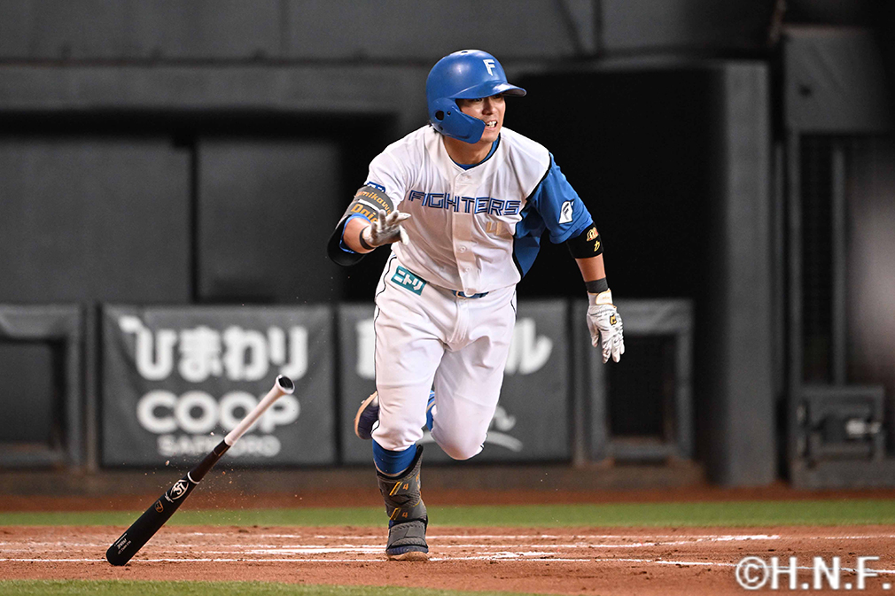 2回裏、ライトへヒットを放つ上川畑選手01
