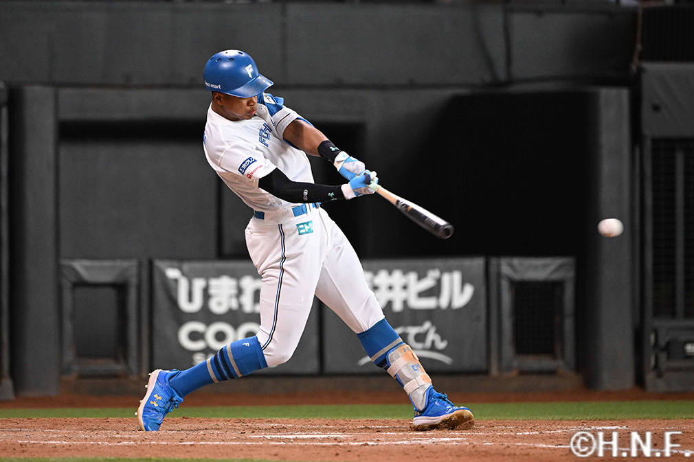 5回裏、センターへヒットを放つ万波選手01