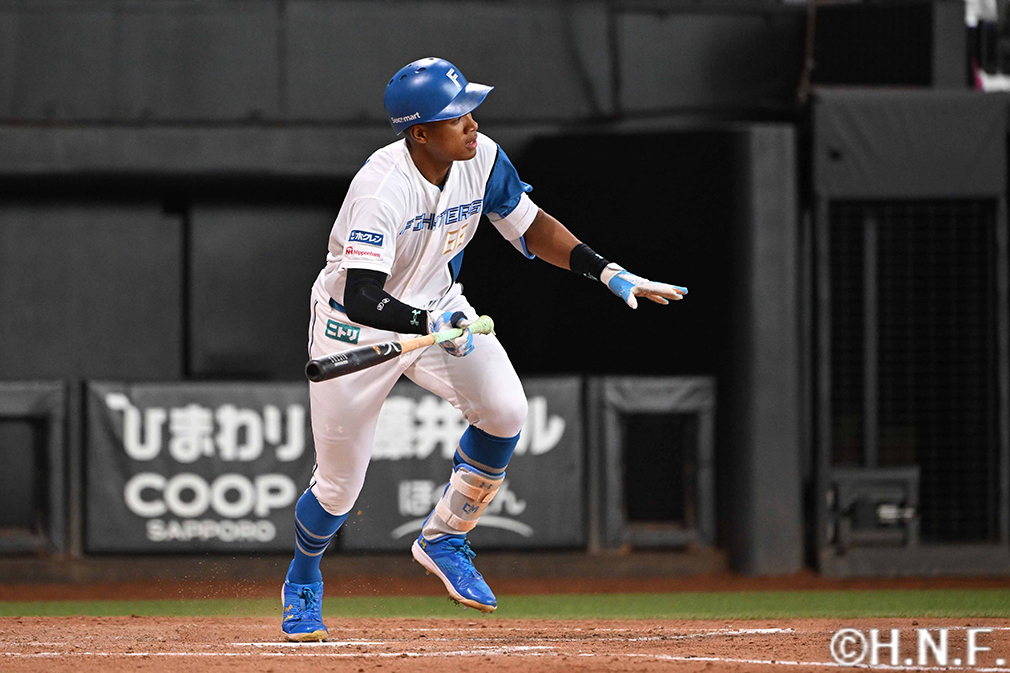 5回裏、センターへヒットを放つ万波選手02
