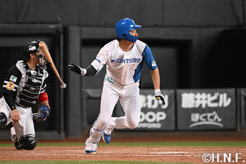 5回裏、レフトへヒットを放つ淺間選手