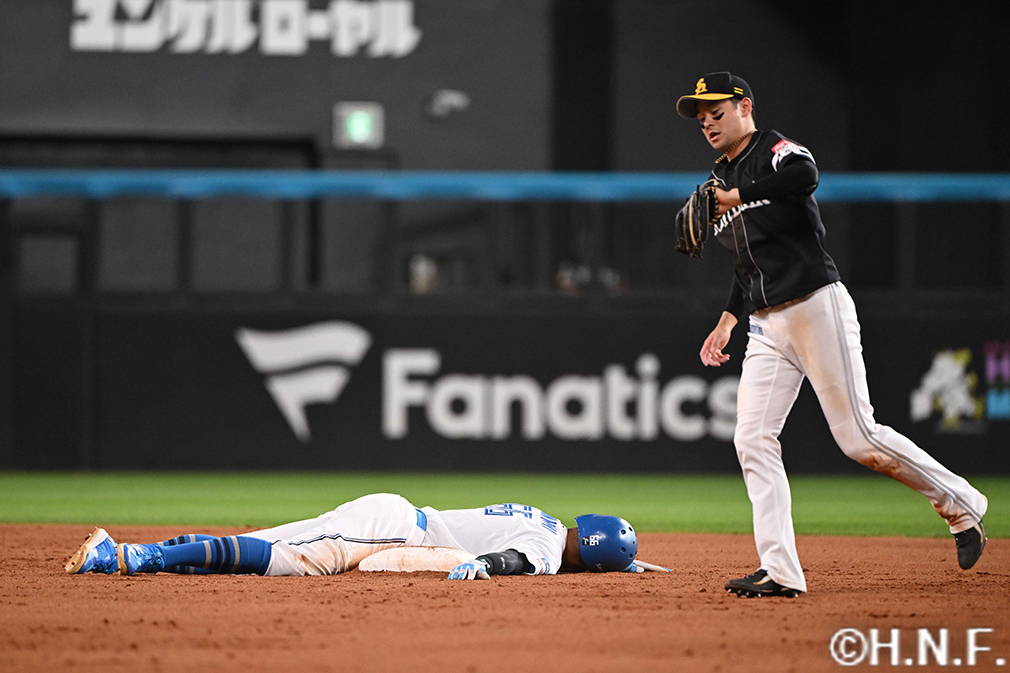 5回裏、二塁に戻るも走塁死となった万波選手01