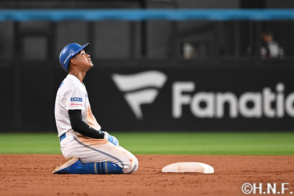 5回裏、二塁に戻るも走塁死となった万波選手01