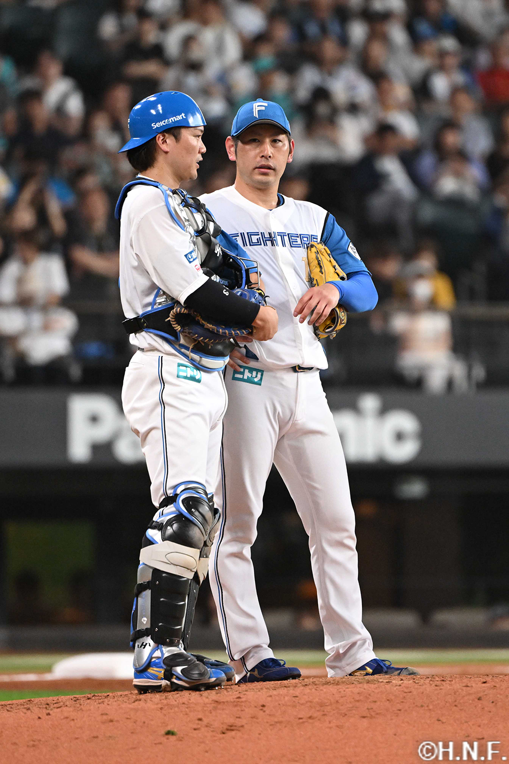 6回表、マウンドに集まる伏見選手と加藤貴投手