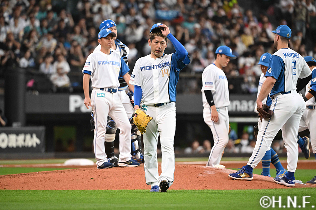 6回表、降板する加藤貴投手