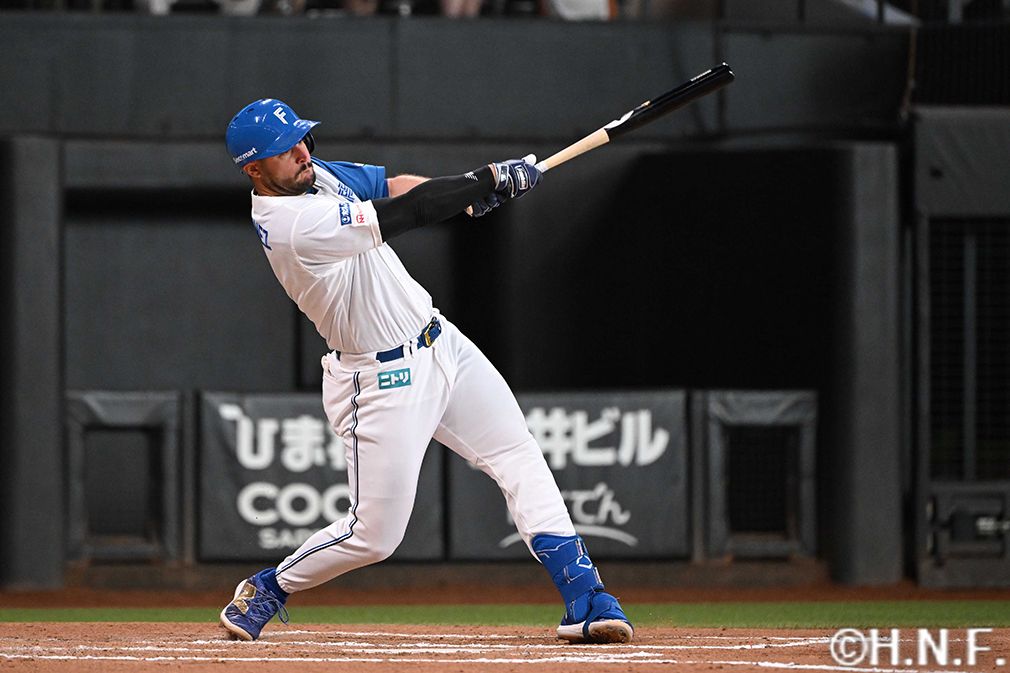 6回裏、センターへヒットを放つマルティネス選手