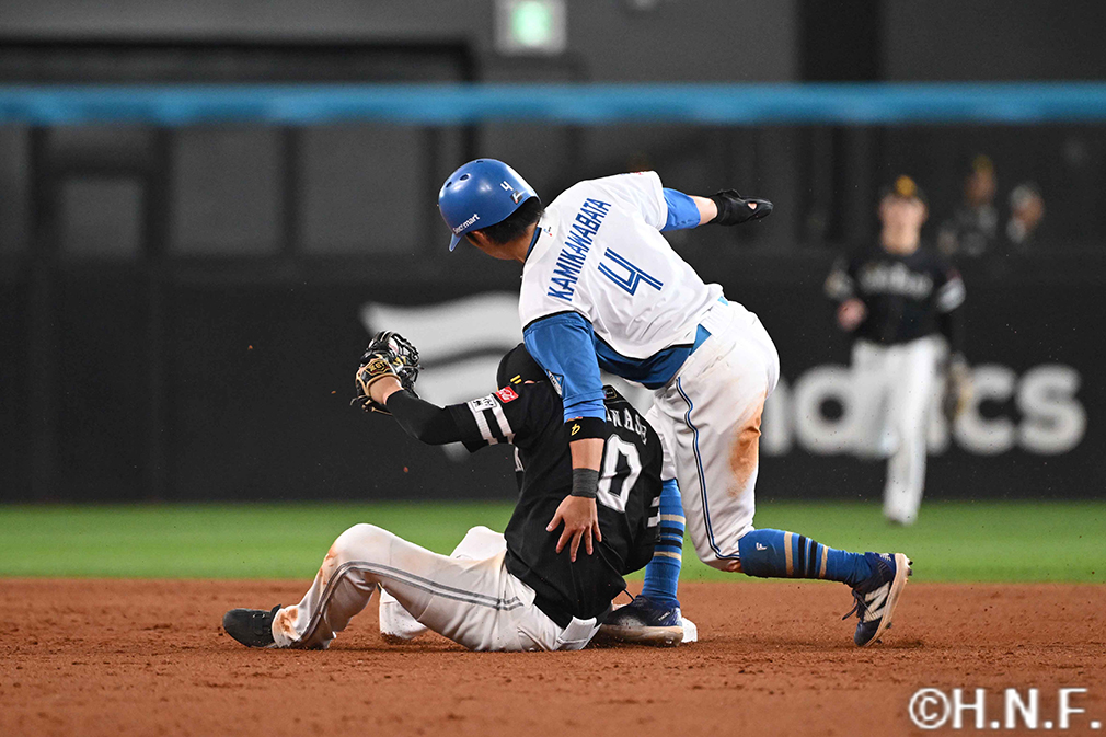 7回裏、盗塁をきめる上川畑選手