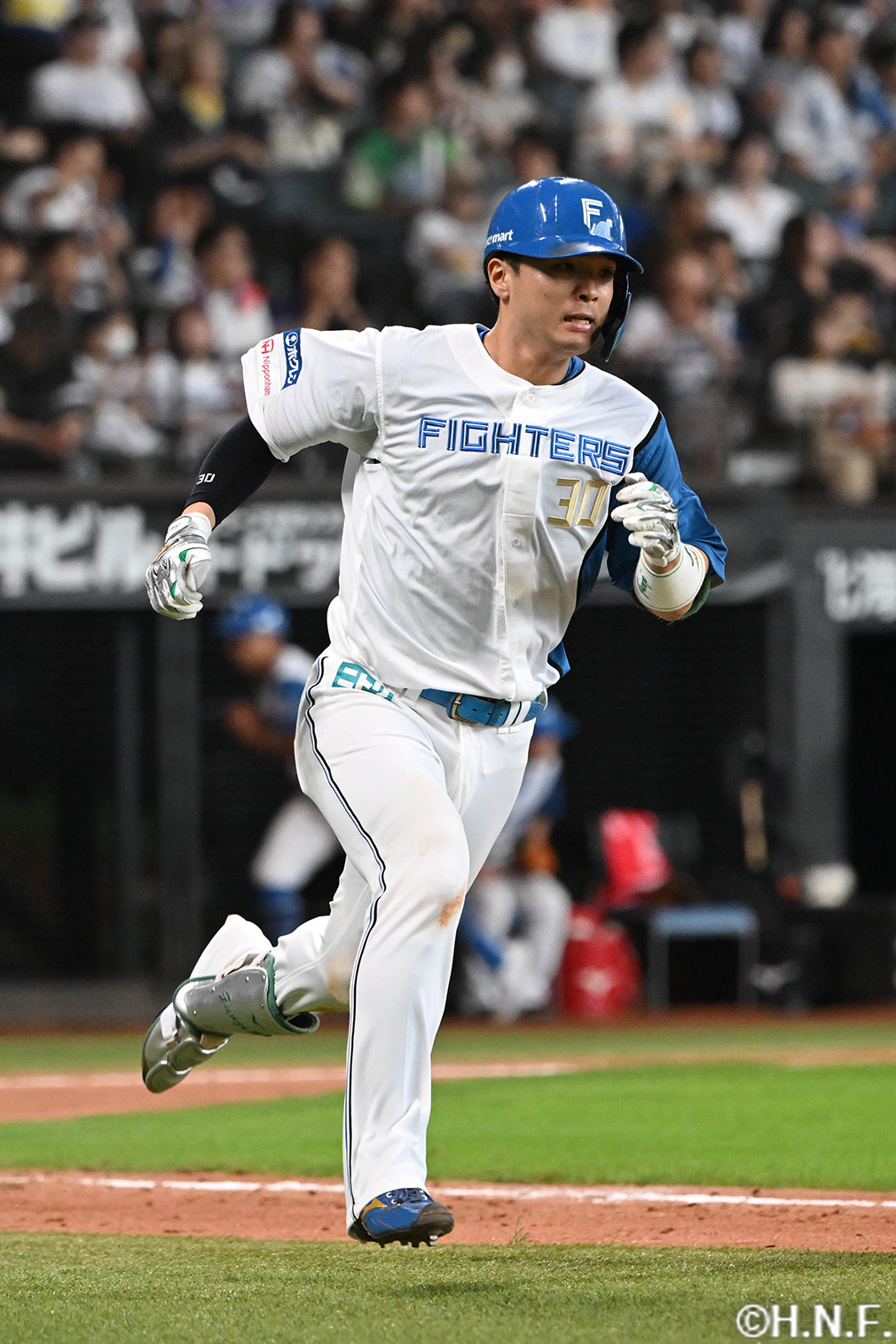 8回裏、レフトへヒットを放った郡司選手