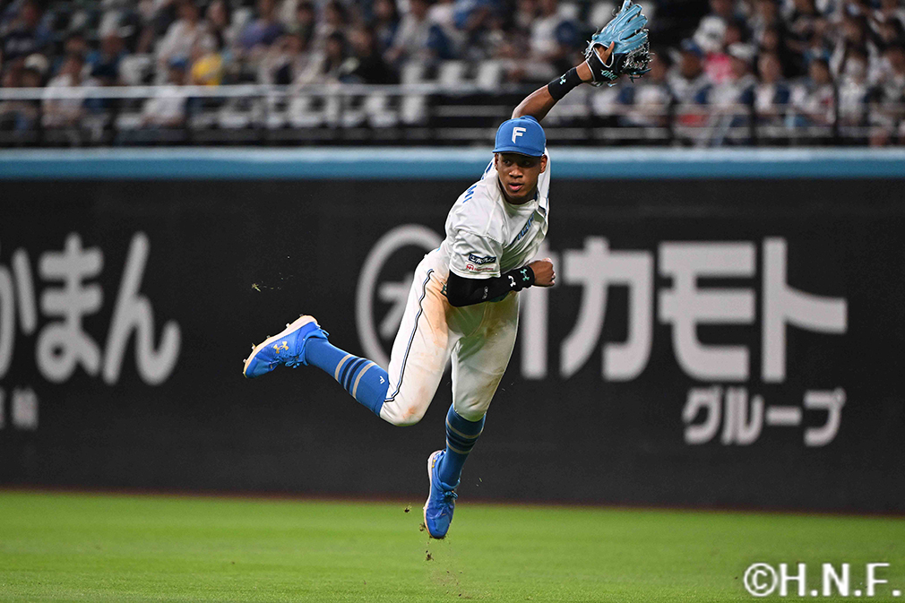 9回表、本塁へ送球する万波選手