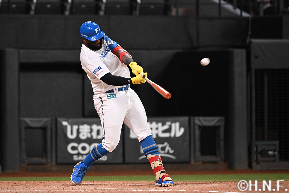 9回裏、レフトへ2ランを放つレイエス選手01