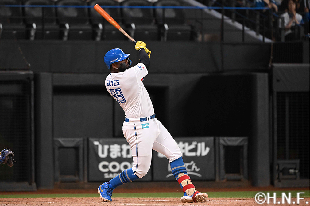 9回裏、レフトへ2ランを放つレイエス選手02